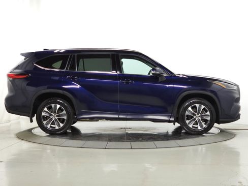Used 2021 Toyota Highlander XLE AWD/4WD image 10