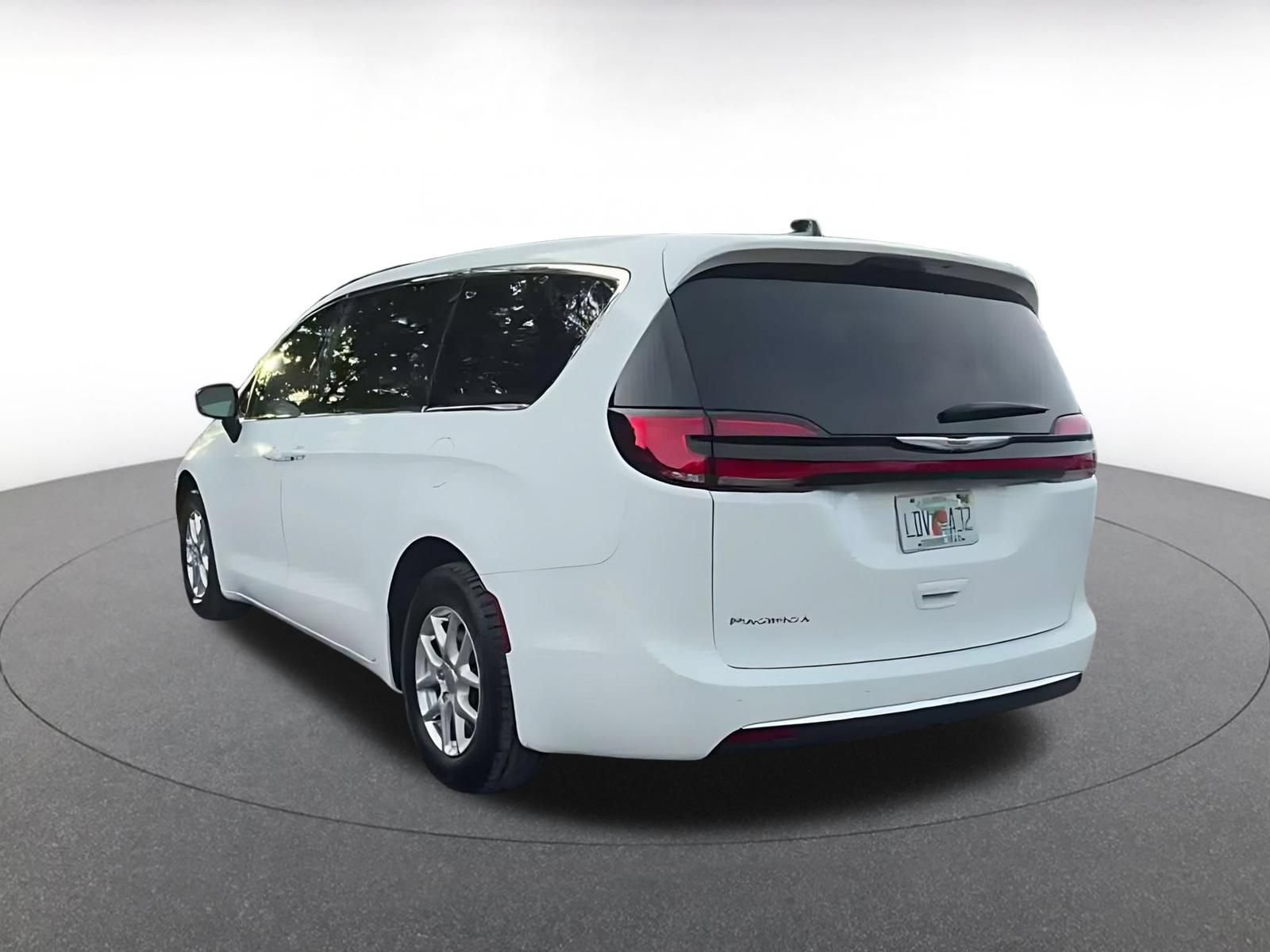 Used 2025 Chrysler Pacifica Select FWD image 10