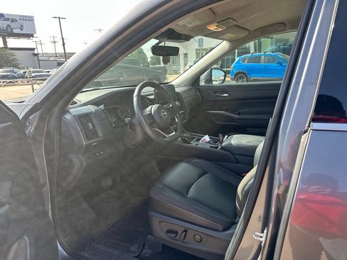 Used 2024 Nissan Pathfinder SL AWD/4WD image 9