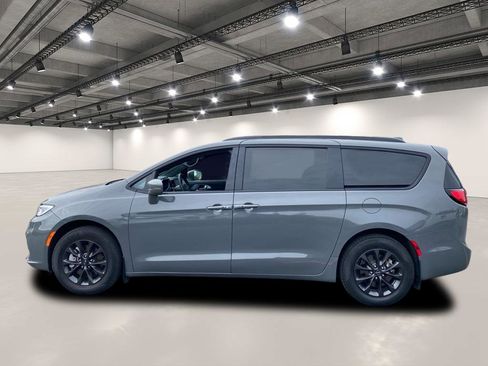 Used 2022 Chrysler Pacifica Touring-L w/ S Appearance Package image 4