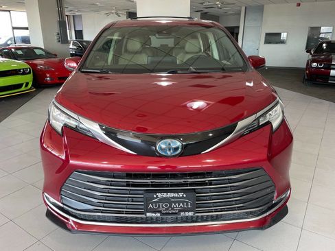 Used 2021 Toyota Sienna Limited image 2
