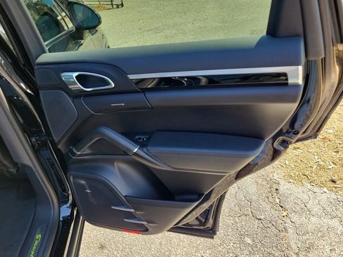 Used 2018 Porsche Cayenne S image 32