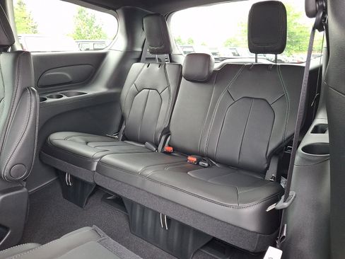 Used 2026 Chrysler Pacifica Select AWD/4WD image 7