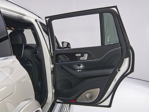 Used 2024 Mercedes-Benz Maybach GLS 600 4MATIC image 36