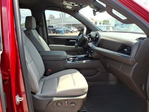 Used 2026 Chevrolet Suburban LT RWD image 17