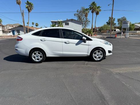 Used 2015 Ford Fiesta SE image 4