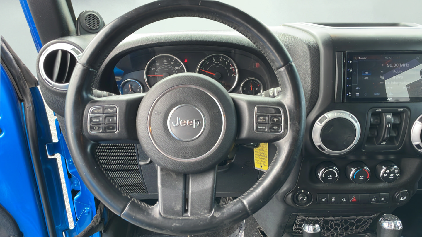 Used 2014 Jeep Wrangler Unlimited Sahara w/ Dual Top Group AWD/4WD image 9