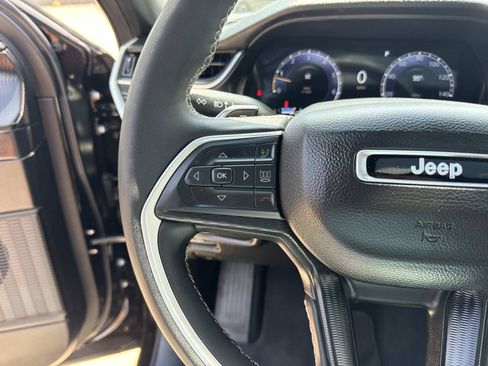 Used 2025 Jeep Grand Cherokee Altitude RWD image 23