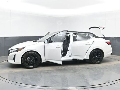 Used 2025 Nissan Sentra SR w/ SR Premium Package image 50
