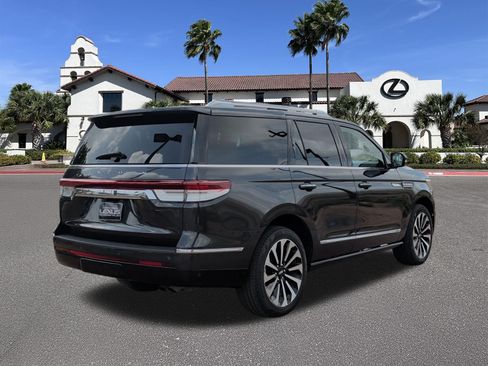 Used 2023 Lincoln Navigator Reserve AWD/4WD image 2