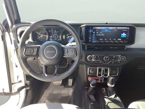 Used 2024 Jeep Wrangler Unlimited image 11