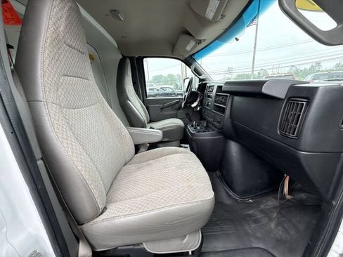Used 2017 GMC Savana 3500 RWD image 23