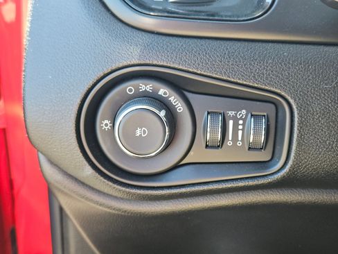 Used 2018 Jeep Renegade Altitude w/ Popular Equipment Group image 12