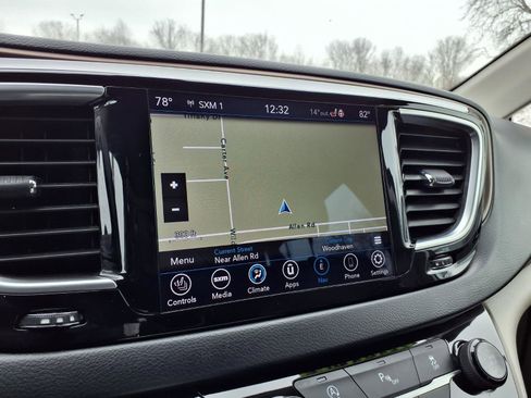 Used 2018 Chrysler Pacifica Touring-L Plus image 11