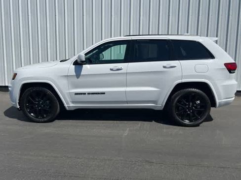 Used 2017 Jeep Grand Cherokee Altitude image 3