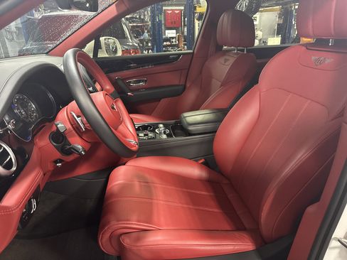 Used 2020 Bentley Bentayga image 16