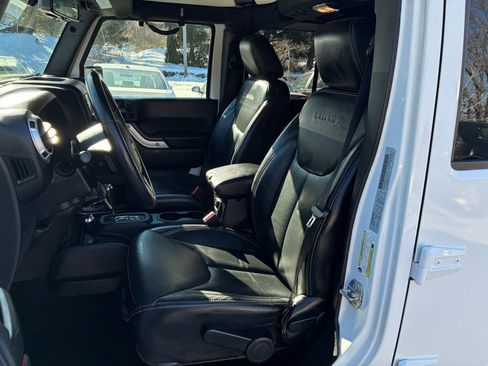 Used 2017 Jeep Wrangler Unlimited Sahara w/ Connectivity Group image 18