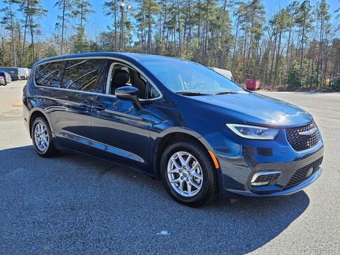 Used 2023 Chrysler Pacifica Touring-L image 1