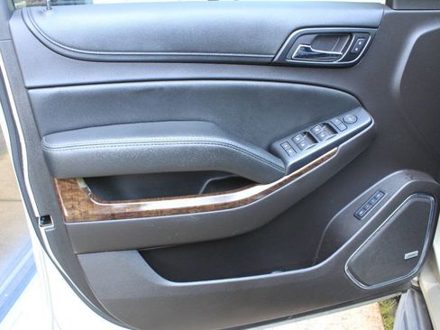 Used 2017 Chevrolet Suburban LT image 12