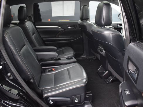 Used 2019 Toyota Highlander Limited Platinum AWD/4WD image 11
