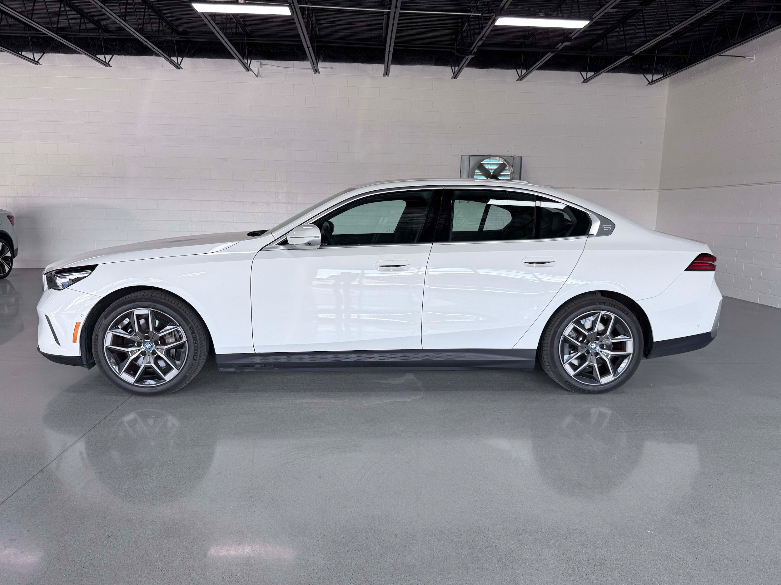 Used 2024 BMW i5 eDrive40i RWD image 3