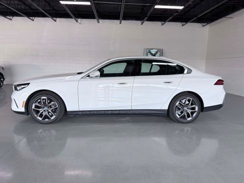 Used 2024 BMW i5 eDrive40i RWD image 3