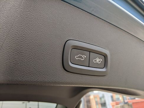 Certified 2025 Volvo XC40 B5 Plus image 29