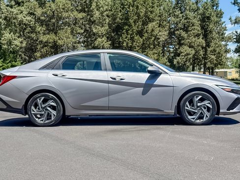 Used 2025 Hyundai Elantra Limited FWD image 3