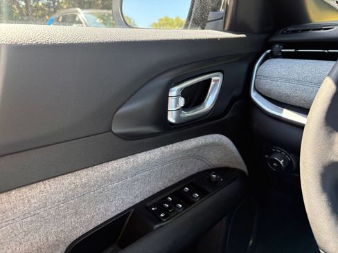 Used 2025 Jeep Compass Latitude AWD/4WD image 18