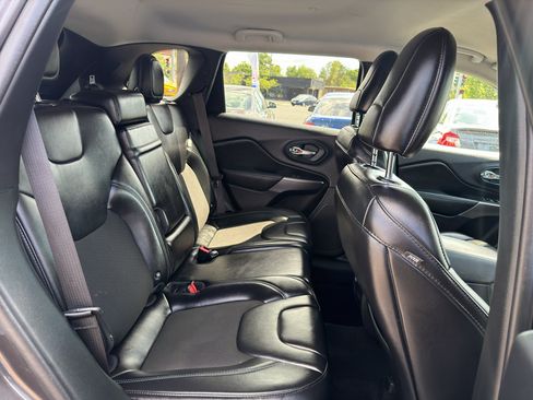Used 2019 Jeep Cherokee Latitude Plus AWD/4WD image 17