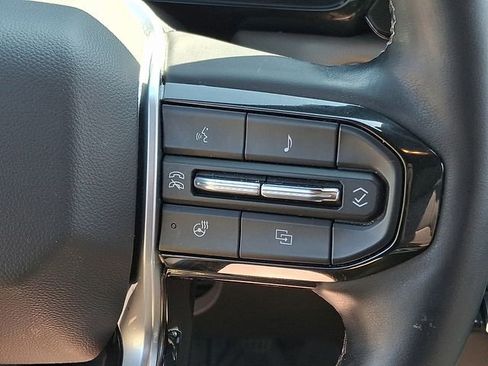 Certified 2025 Chevrolet Colorado ZR2 w/ Technology Package AWD/4WD image 23