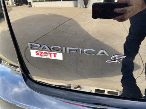 Used 2025 Chrysler Pacifica Limited image 5