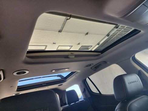 Used 2019 GMC Acadia Denali w/ Technology Package FWD image 23