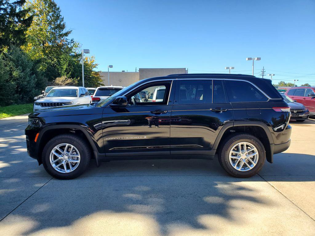 New 2026 Jeep Grand Cherokee Laredo w/ MOPAR Finishing Package AWD/4WD image 3