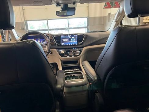 Used 2022 Chrysler Pacifica Limited FWD image 39