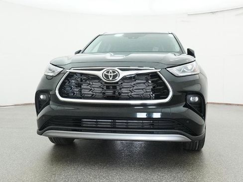 New 2026 Toyota Highlander Platinum image 9