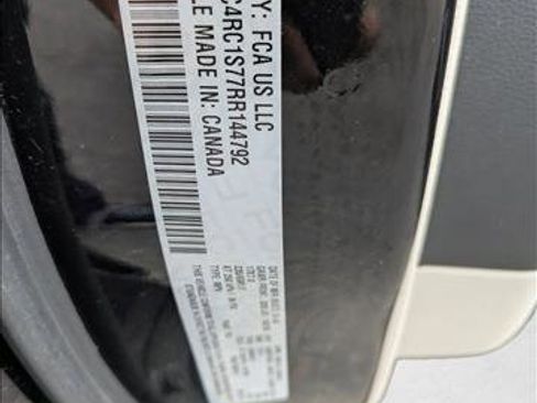 Used 2024 Chrysler Pacifica Select image 17