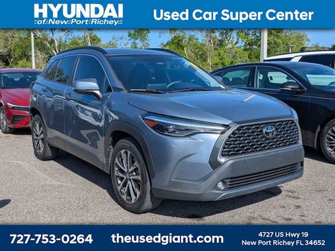 Used 2023 Toyota Corolla Cross XLE w/ Convenience Package image 4