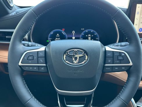 Certified 2026 Toyota Highlander Platinum AWD/4WD image 24