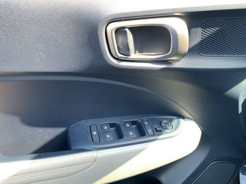Certified 2022 Hyundai Venue Limited FWD image 16