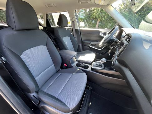 Used 2025 Kia Soul LX w/ LX Technology Package FWD image 34