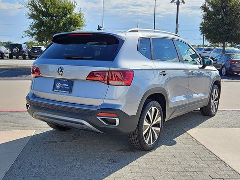 Certified 2022 Volkswagen Taos SE image 3