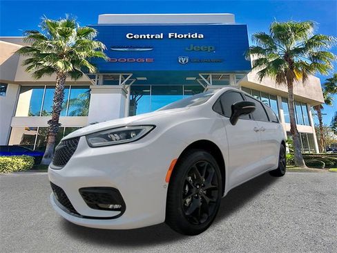 New 2026 Chrysler Pacifica Limited w/ S Appearance Package image 9
