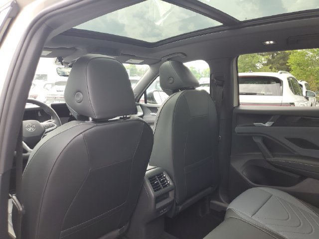 New 2026 Volkswagen Tiguan SE R-Line FWD image 11