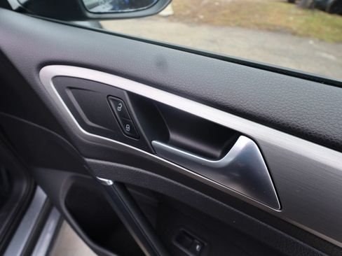 Used 2015 Volkswagen Golf Launch Edition FWD image 33