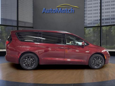 Used 2021 Chrysler Pacifica Touring w/ Uconnect Theater Family Group image 11