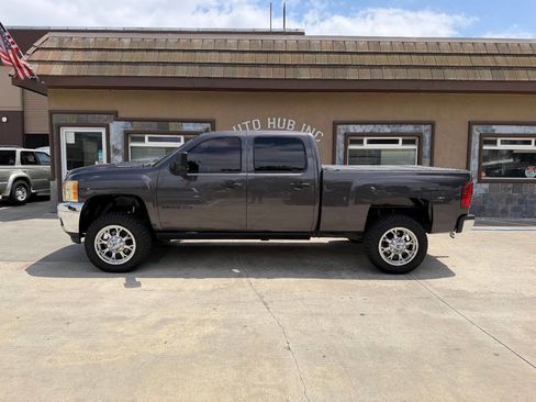 Used 2011 Chevrolet Silverado 2500 LT w/ Interior Plus Package AWD/4WD image 6