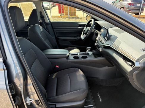 Used 2025 Nissan Altima 2.5 SV image 30