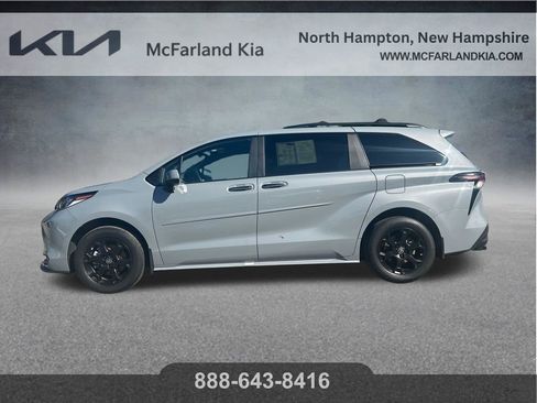 Used 2025 Toyota Sienna XLE Woodland Edition AWD/4WD image 5
