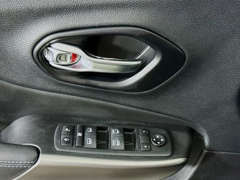 Used 2021 Jeep Cherokee Latitude Plus AWD/4WD image 23